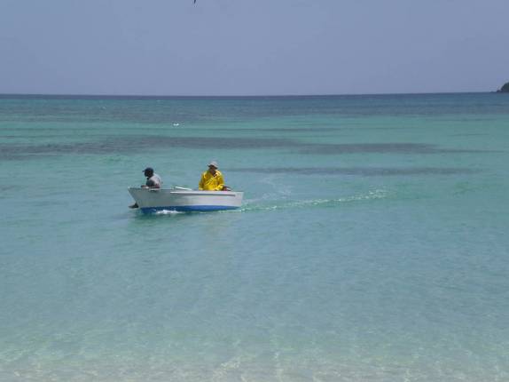 Mar totalmente caribenho em Paradise Beach, no sul de Carriacou, ilha ao norte de Granada